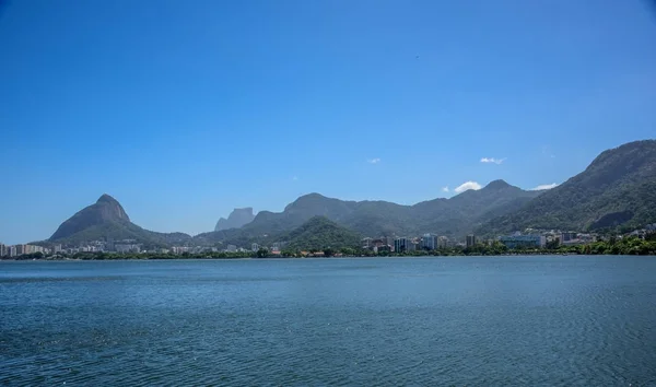 Pohled z laguny Rodrigo de Freitas, Dois Irmaos Mountain a Pedra da Gavea na pozadí, Lagoa okres — Stock fotografie