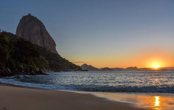 Güzel Praia Vermelha ve Sugarloaf dağ güneş doğarken