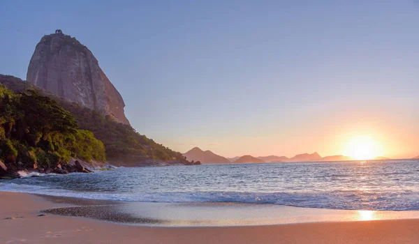 Krásný východ slunce na Praia Vermelha a Sugarloaf Mountain — Stock fotografie
