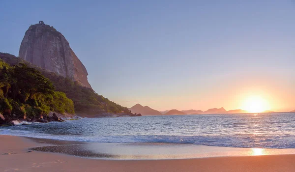 Güzel Praia Vermelha ve Sugarloaf dağ güneş doğarken