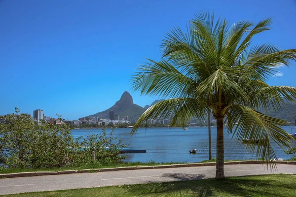 Slavné kolo sledovat laguny Rodrigo Freitas a Dois Irmaos Mountain, Rio de Janeiro — Stock fotografie