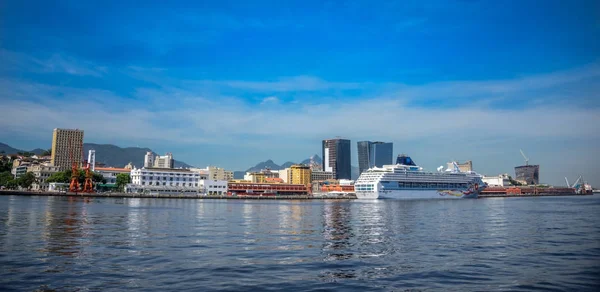 Transatlantik cruise liner duran Rio de Janeiro Port'Guanabara Körfezi'ndeki görünüm