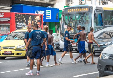 Suçluların tutuklanması yapma ve onları polis arabaları Avenida Princesa Isabel, Rio de Janeiro, önde gelen polis