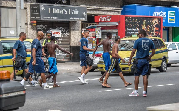 Policiais fazem prisão de criminosos e os levam a carros de polícia na Avenida Princesa Isabel, Rio de Janeiro — Fotografia de Stock