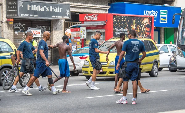 Suçluların tutuklanması yapma ve onları polis arabaları Avenida Princesa Isabel, Rio de Janeiro, önde gelen polis