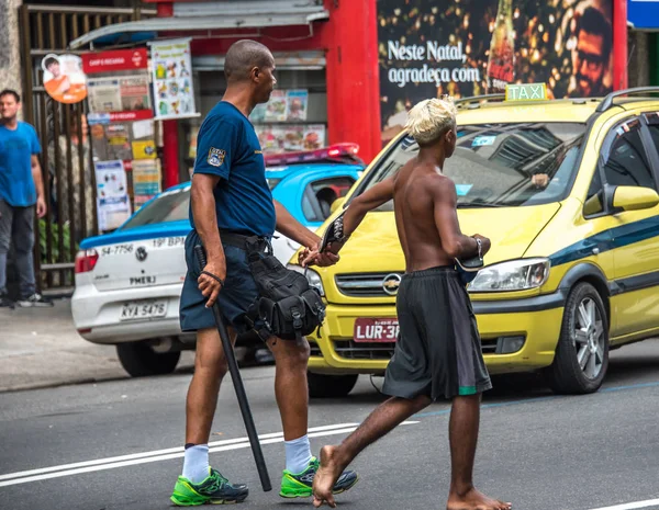 Suçluların tutuklanması yapma ve onları polis arabaları Avenida Princesa Isabel, Rio de Janeiro, önde gelen polis