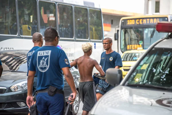 Polizisten, die Kriminelle festnehmen und zu Polizeiautos an der avenida princesa isabel, Rio de Janeiro führen — Stockfoto
