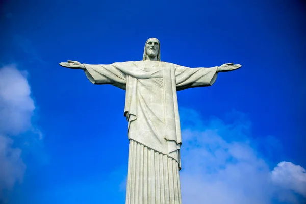 Pohled na Krista Spasitele na slunečný den s temně modrá obloha a mraky, Rio de Janeiro — Stock fotografie
