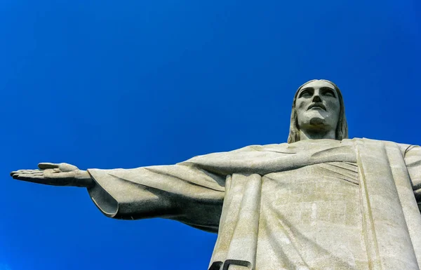 İsa'nın kurtarıcı derin açık mavi gökyüzü, Rio de Janeiro ile güneşli gün, üst kısmı