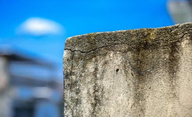 Bulanık binalar ve mavi gökyüzü arka plan küflü duvarında