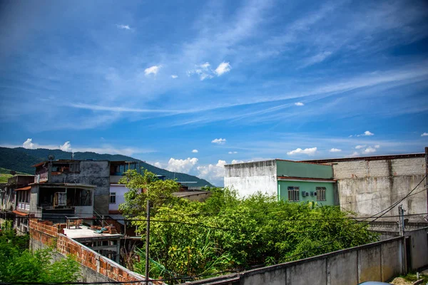 Pemandangan rumah, gunung dan bangunan kumuh batu bata di lingkungan Bangu, Zona Barat Rio de Janeiro — Stok Foto