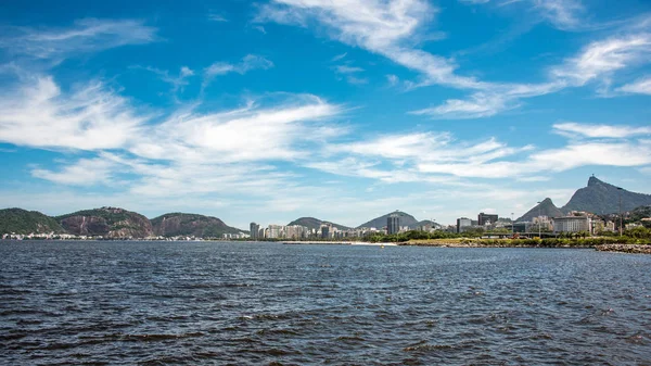 Vista de la bahía de Guanabara en el día soleado con Cristo Redentor en el fondo, Río de Janeiro — Foto de Stock