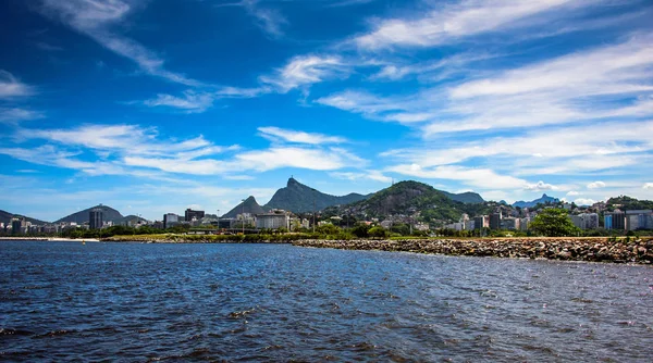 Pohled na zátoku Guanabara na slunečný den s Krista Spasitele na pozadí, Rio De Janeiro — Stock fotografie