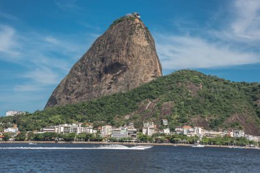 Sugarloaf Dağı, Urca mahalle ve powerboat Rio de Janeiro Botafogo koy