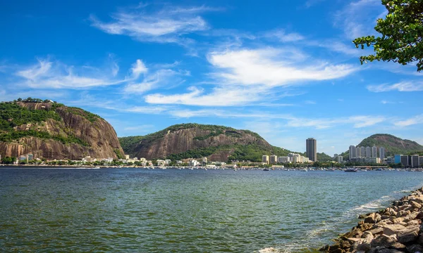 Vista do Morro da Urca, bairro Botafogo e luxuoso Yacht Club localizado na costa da Baía de Guanabara, no Rio de Janeiro — Fotografia de Stock