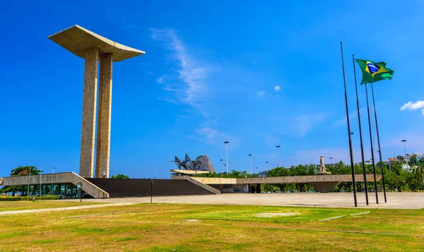 A nemzeti emlékmű, a halott a Flamengo Park, a Cukorsüveg-hegyre, a háttérben a második világháború — Stock Fotó