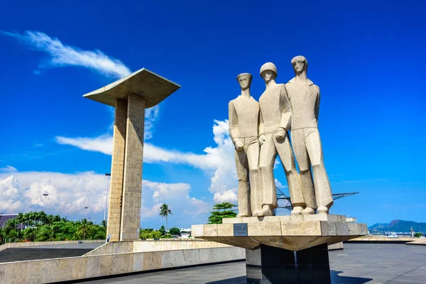 Concrete portal sculpture and granite statue at the National Monument to the Dead of the Second World War, Rio de Janeiro — Stock Photo, Image