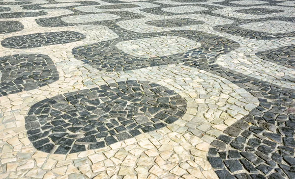 Siyah ve beyaz ikonik Mozaik, Portekizli kaldırım desen Ipanema Plajı, Rio de Janeiro eski tasarım tarafından — Stok fotoğraf