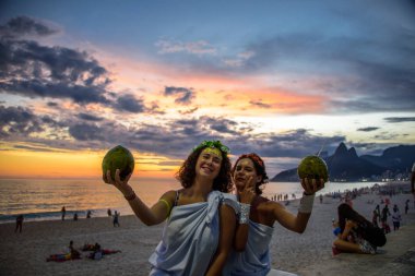 Yunan tanrıçaları kostümleri güzel sundown arka planda Ipanema Plajı, Carnaval adlı iki kadın