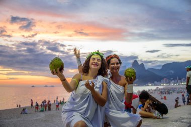 Yunan tanrıçaları kostümleri güzel sundown arka planda Ipanema Plajı, Carnaval adlı iki kadın