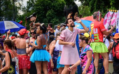 Carnaval 2017 sohbet ve sahip eğlenceli kalabalık insan karnaval kostümleri