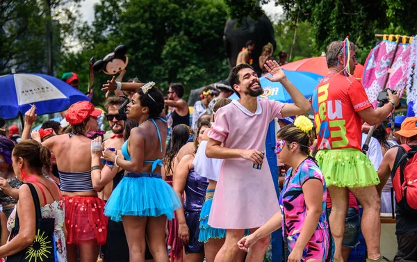 Multitud de personas en disfraces de carnaval charlando y divirtiéndose en Carnaval 2017 — Foto de Stock