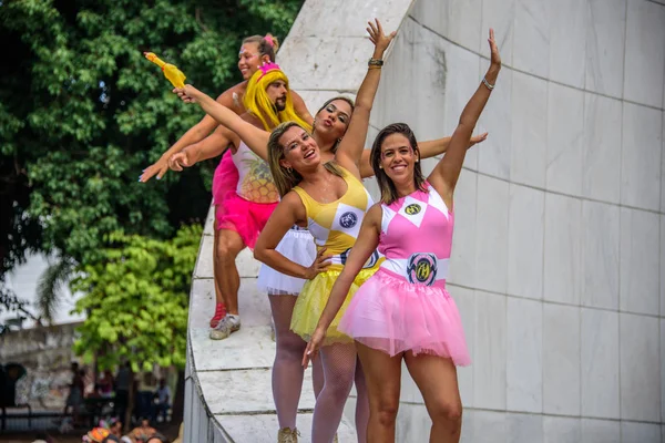 Pessoas em saias tutu brilhantes em pé no Memorial Getulio Vargas, bairro Gloria no Carnaval 2017 — Fotografia de Stock