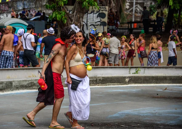 Marido traje feliz com martelo e foice e sua esposa grávida com enorme chupeta de plástico se divertindo no Carnaval 2017 — Fotografia de Stock
