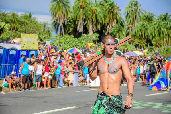 Um dos artistas da Bloco Orquestra Voadora caminhando com tronco nu carregando suas estacas em seu ombro, o Carnaval 2017 — Fotografia de Stock