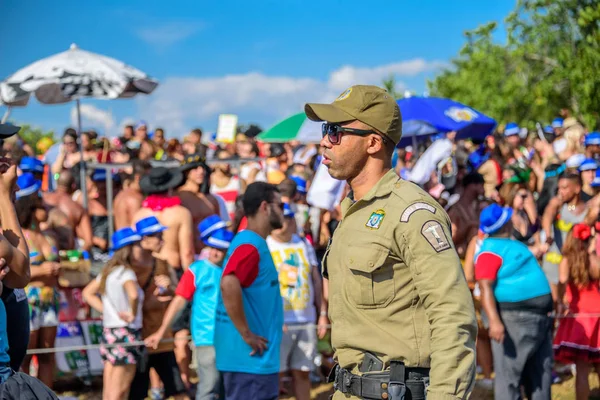 Policía serio de Guardia Municipal en gafas de sol trabajando durante Bloco Orquestra Voadora, Carnaval 2017 — Foto de Stock