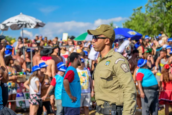 Belediye görevlisi ciddi polis Bloco Orquestra Voadora, Carnaval 2017 sırasında çalışma güneş gözlüğü