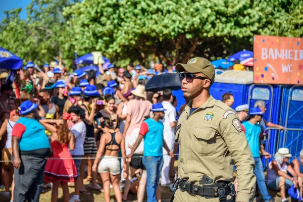 Belediye görevlisi ciddi polis Bloco Orquestra Voadora, Carnaval 2017 sırasında çalışma güneş gözlüğü
