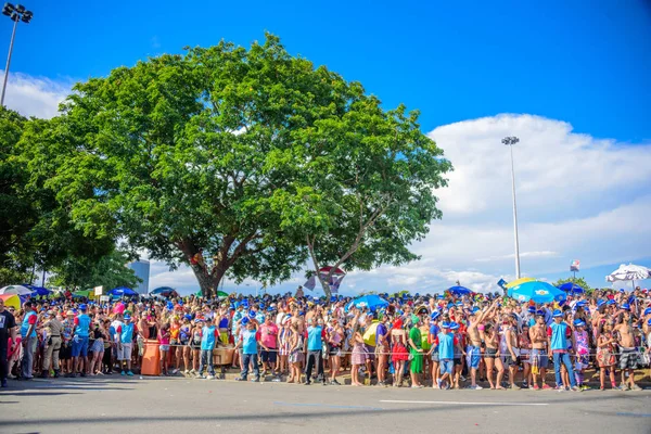 Multitud de gente disfrazada con sombrero azul en el Parque Flamengo esperando a Bloco Orquestra Voadora, Carnaval 2017 — Foto de Stock