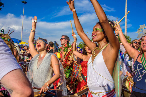 Женщины Bloco Orquestra Voadora играют на барабанах, поют и танцуют в парке Фенго, Карнавал-2017
