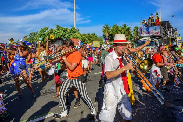 Grup Bloco Orquestra Voadora, Carnaval 2017 platformu üzerinde trombon artalanda kostüm müzisyen