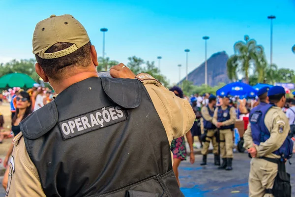 Polis Bloco Orquestra Voadora Flamengo Parkı, Carnaval 2017, kostüm insanların fotoğraflarını taking Back