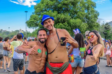 Outeiro kilise, Carnaval 2017 çıplak göğüs ve bikini Nossa Senhora da Gloria artalanları üzerinde genç kadın iki erkekle de
