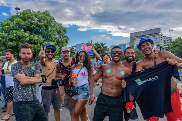 Grupo de jóvenes felices bebiendo y divirtiéndose durante el Bloco Orquestra Voadora en Aterro do Flamengo, Carnaval 2017 — Foto de Stock