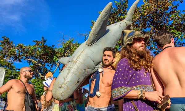 Hombre sosteniendo un tiburón grande y otras personas disfrazadas durante Bloco Orquestra Voadora en el Parque Flamengo, Carnaval 2017 — Foto de Stock