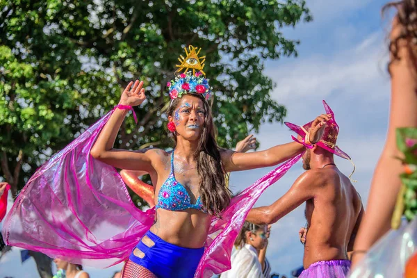 Jovem bonita de biquíni andando sobre palafitas durante Bloco Orquestra Voadora em apoio ao feminismo no Carnaval 2017 — Fotografia de Stock