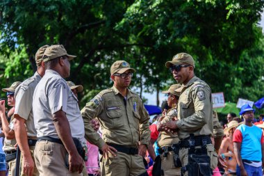Polis Bloco Orquestra Voadora sırasında kalabalık insan, Carnaval 2017 arka plan üzerinde konuşma grubu