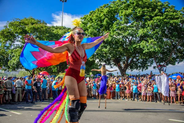 Mulher com o traje de pássaro de fogo caminhando sobre palafitas em apoio ao feminismo na Bloco Orquestra Voadora, Carnaval 2017 — Fotografia de Stock