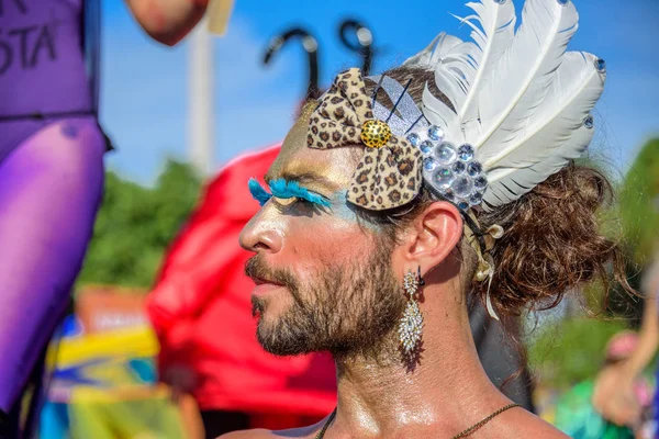 Transeksüel büyük mavi kirpik, küpe, tüyler, Bloco Orquestra Voadora, Carnaval 2017 ve leopar yayla kafa bandı ile