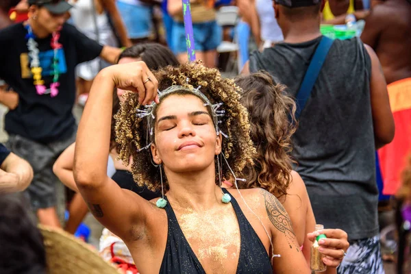 Mujer soñadora con los ojos cerrados, pelo rizado y luces de hadas en la cabeza, rociando brillo dorado sobre sí misma en Carnaval 2017 — Foto de Stock