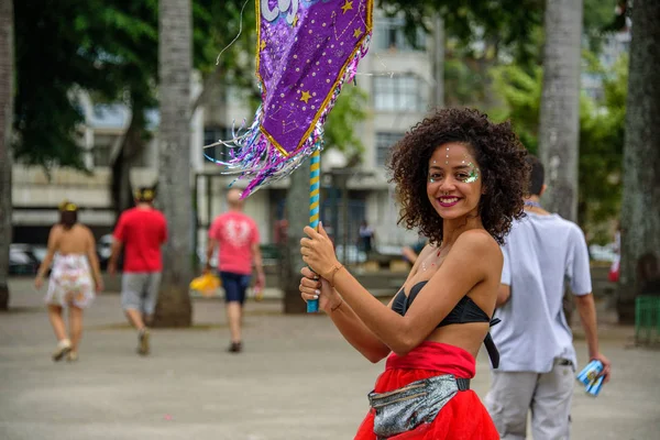 Güzel gülümseyen kadın kıvırcık saçlı ve piercing, mor bayrak Bloco Orquestra Voadora, Carnaval 2017 tutan burun