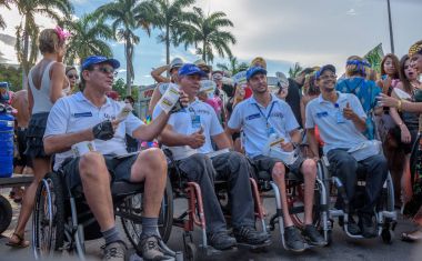 Dört adam, Lei sn broşürler dağıtarak tekerlekli sandalyede devre dışı