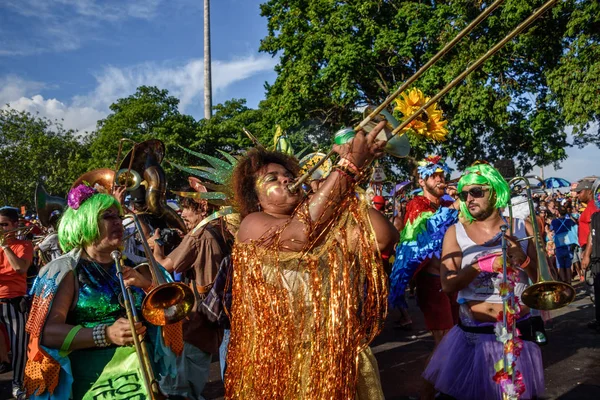 Mulher músico coberto com ouropel tocando trombone na Bloco Orquestra Voadora no Flamengo Park, Carnaval 2017 — Fotografia de Stock