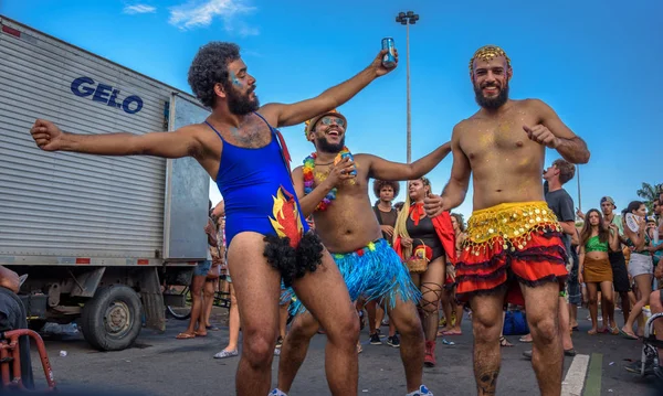 Tek parça streç giysi saçlı ve yangın iki ile onun bacaklarının arasına erkekte arkadaşları mini etek Flamengo Parkı, Carnaval 2017 yılında kıyafetler