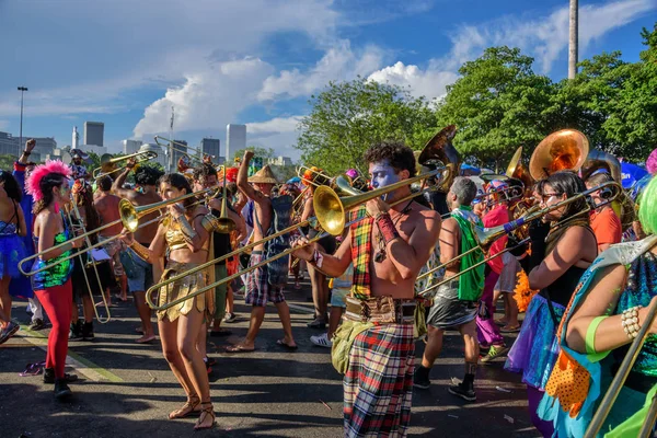 Grupo de músicos de traje tocando trombones durante a Bloco Orquestra Voadora no Flamengo Park, Carnaval 2017 — Fotografia de Stock