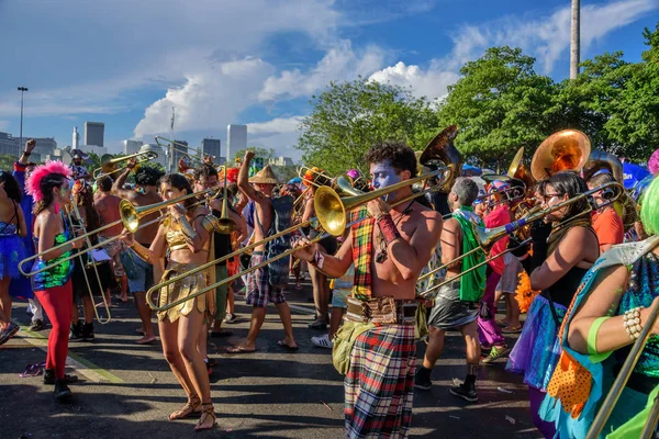 Grup Bloco Orquestra Voadora Flamengo Parkı, Carnaval 2017 sırasında trombon oynarken kostüm müzisyen